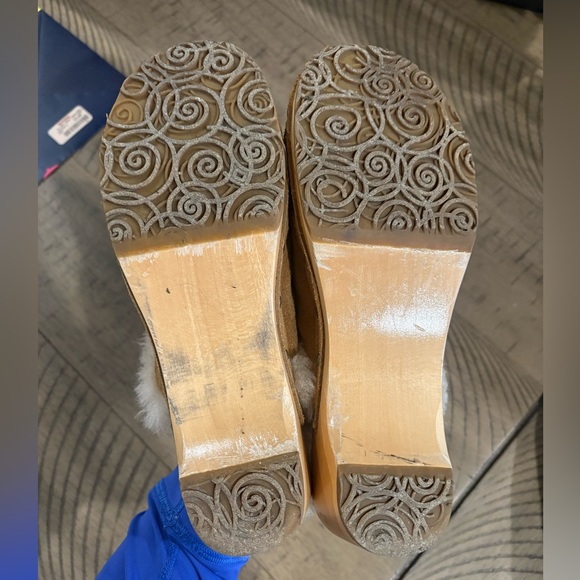 Ugg Australia Sherpa Lined Kalie Chestnut Suede Studded Clogs w/ Wooden Heel - Picture 9 of 10